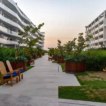 Seaside Retreat: Beachfront Comfort Near Historic Center Apartment