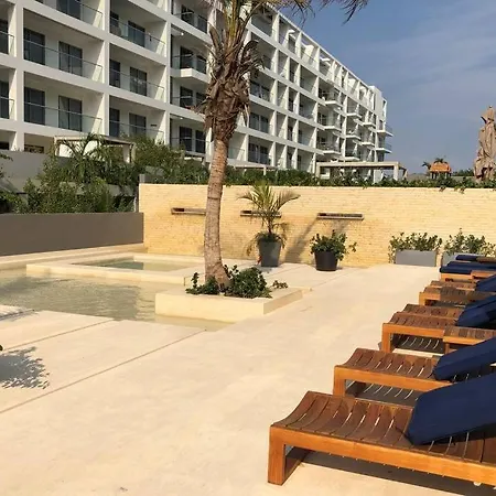 Seaside Retreat: Beachfront Comfort Near Historic Center Apartment Cartagena