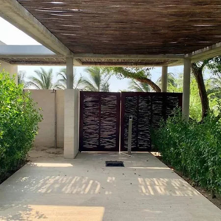 Seaside Retreat: Beachfront Comfort Near Historic Center Cartagena