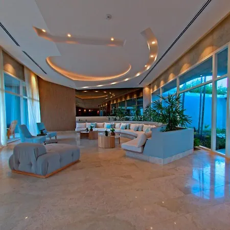 Seaside Retreat: Beachfront Comfort Near Historic Center Apartment