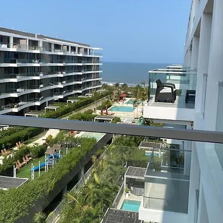 Seaside Retreat: Beachfront Comfort Near Historic Center Apartment Cartagena