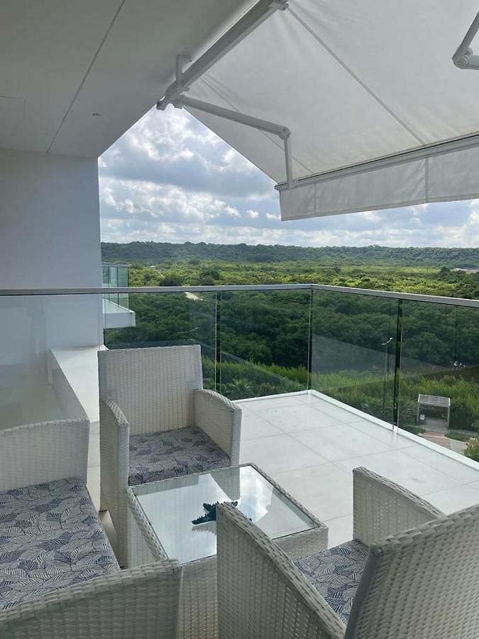 Seaside Retreat: Beachfront Comfort Near Historic Center Cartagena