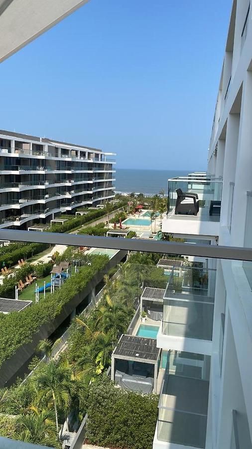 Seaside Retreat: Beachfront Comfort Near Historic Center Apartment Cartagena